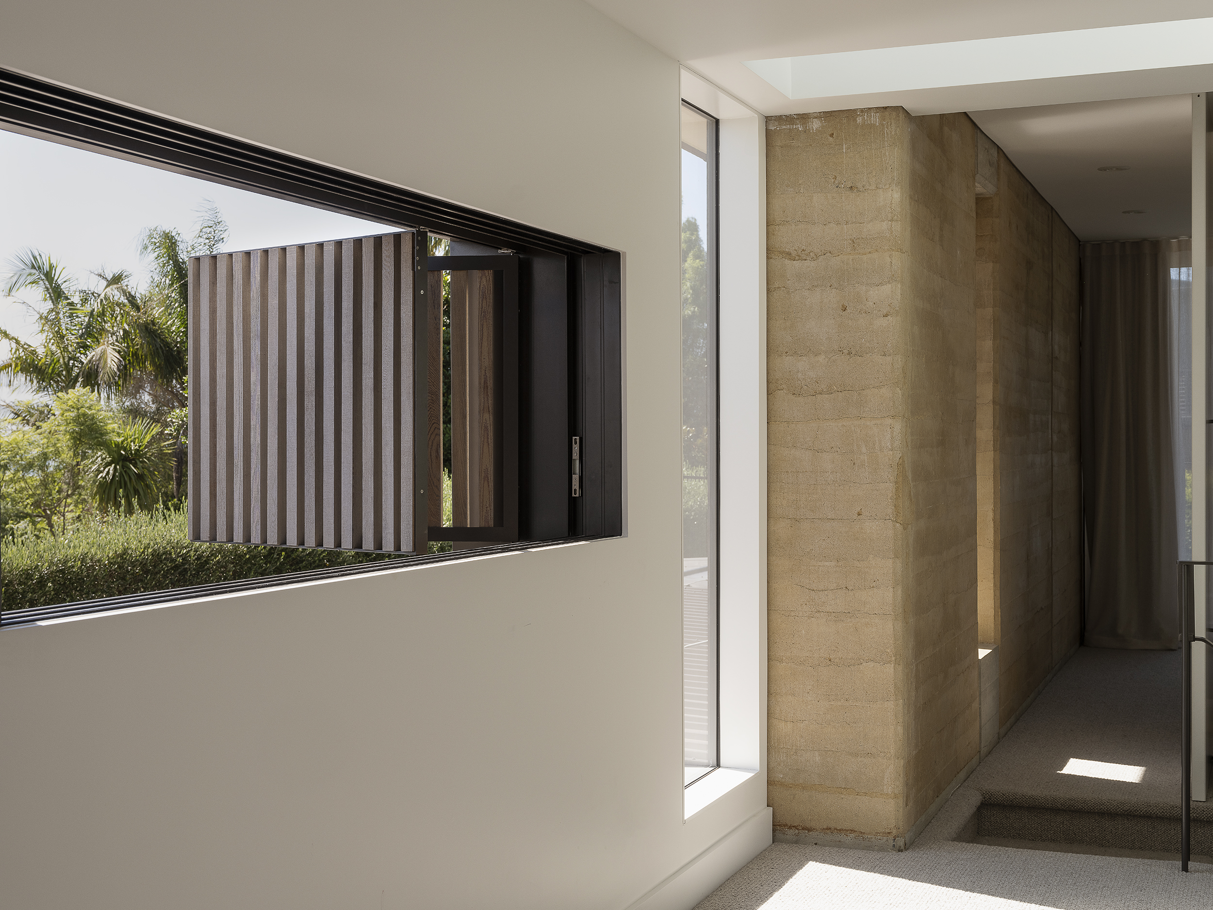 土屋；土房；地屋

注：Earth House常见有表示用泥土等建造的房屋这类意思，土屋土房较为契合生活中常见说法；地屋在一些特定语境下表达建在地面下或与土地紧密结合的房屋也合理，由于不清楚具体语境，难以给出绝对唯一准确翻译，如果有更详细语境信息，烦请提供 丨新西兰奥克兰丨Adele McNab Architects-13