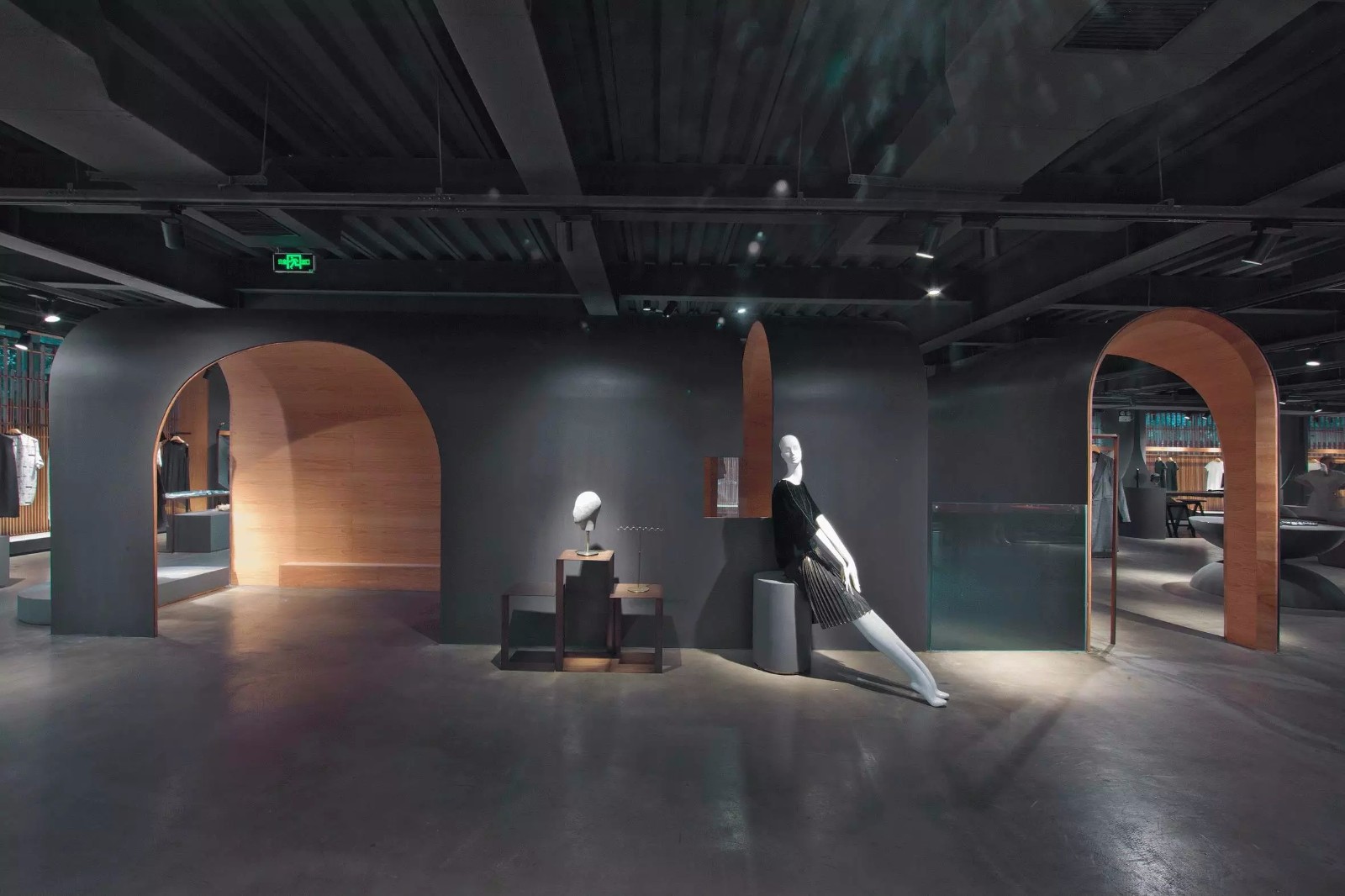 “直白”拱形打造的MINZE STYLE名师路时装概念集合店-9