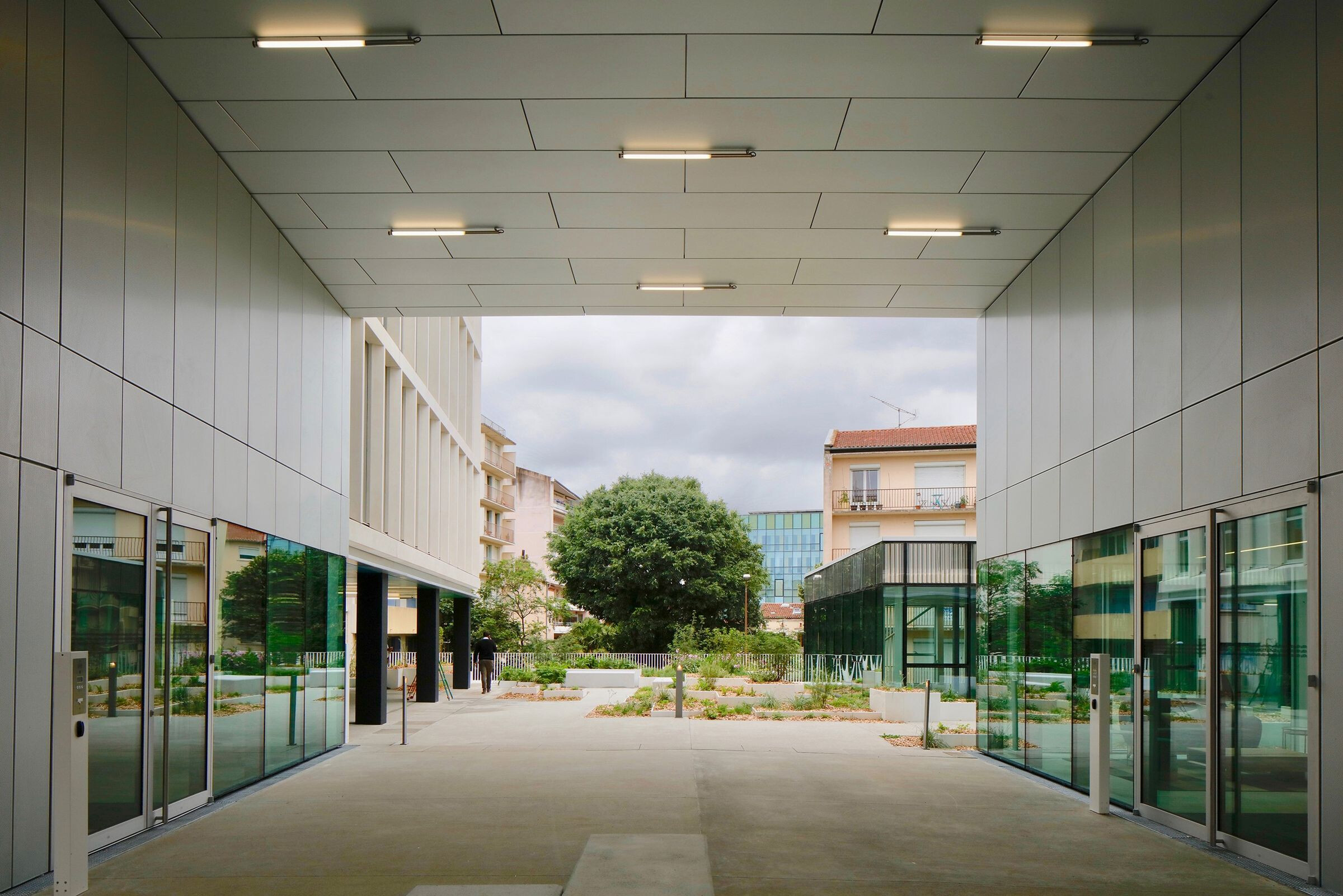 法国图卢兹“河畔”办公楼设计-21