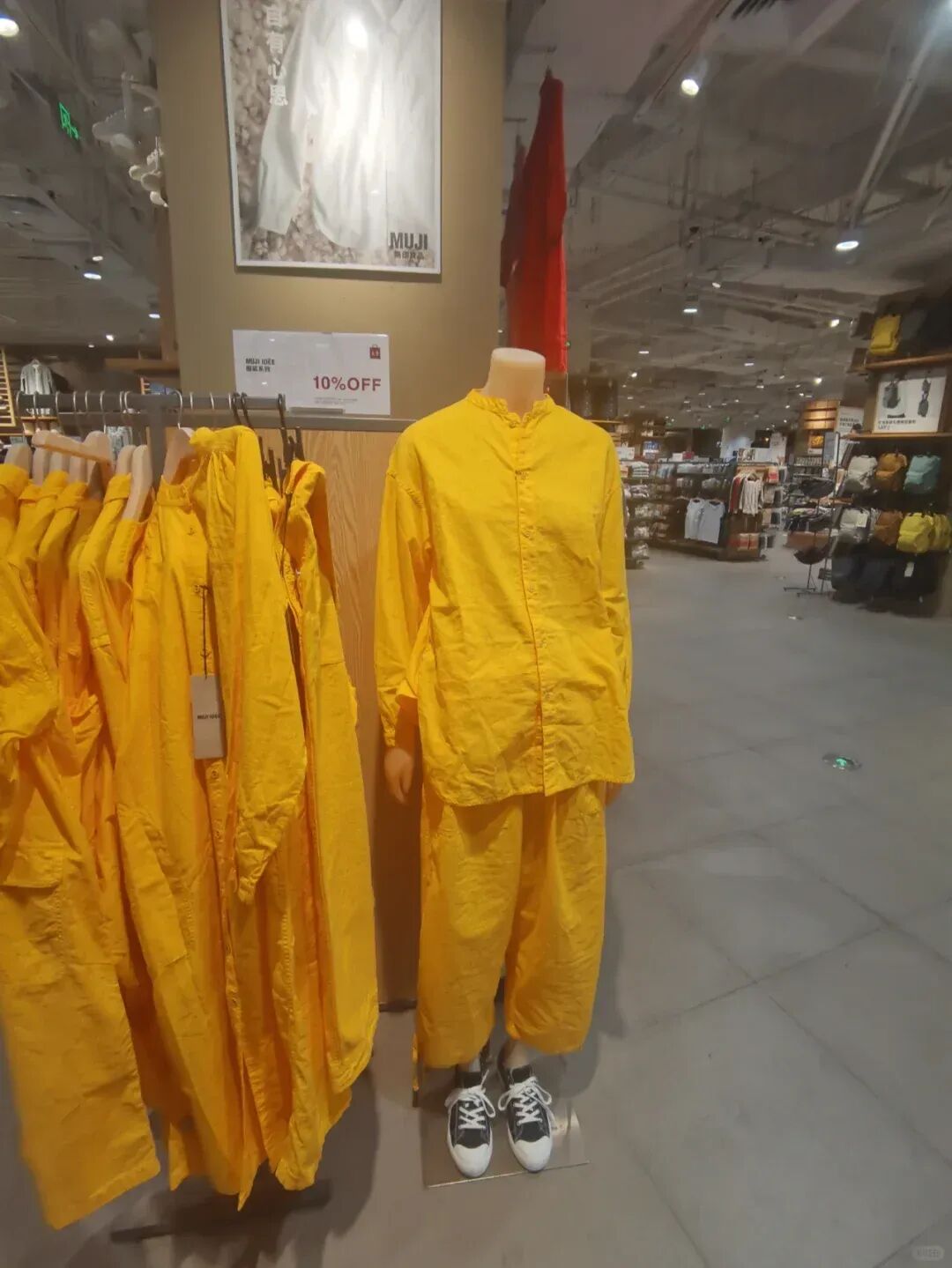 一秒穿回60年代？无印良品秋季新款被指设计“大翻车”！网友：这是要凭票购买？-71