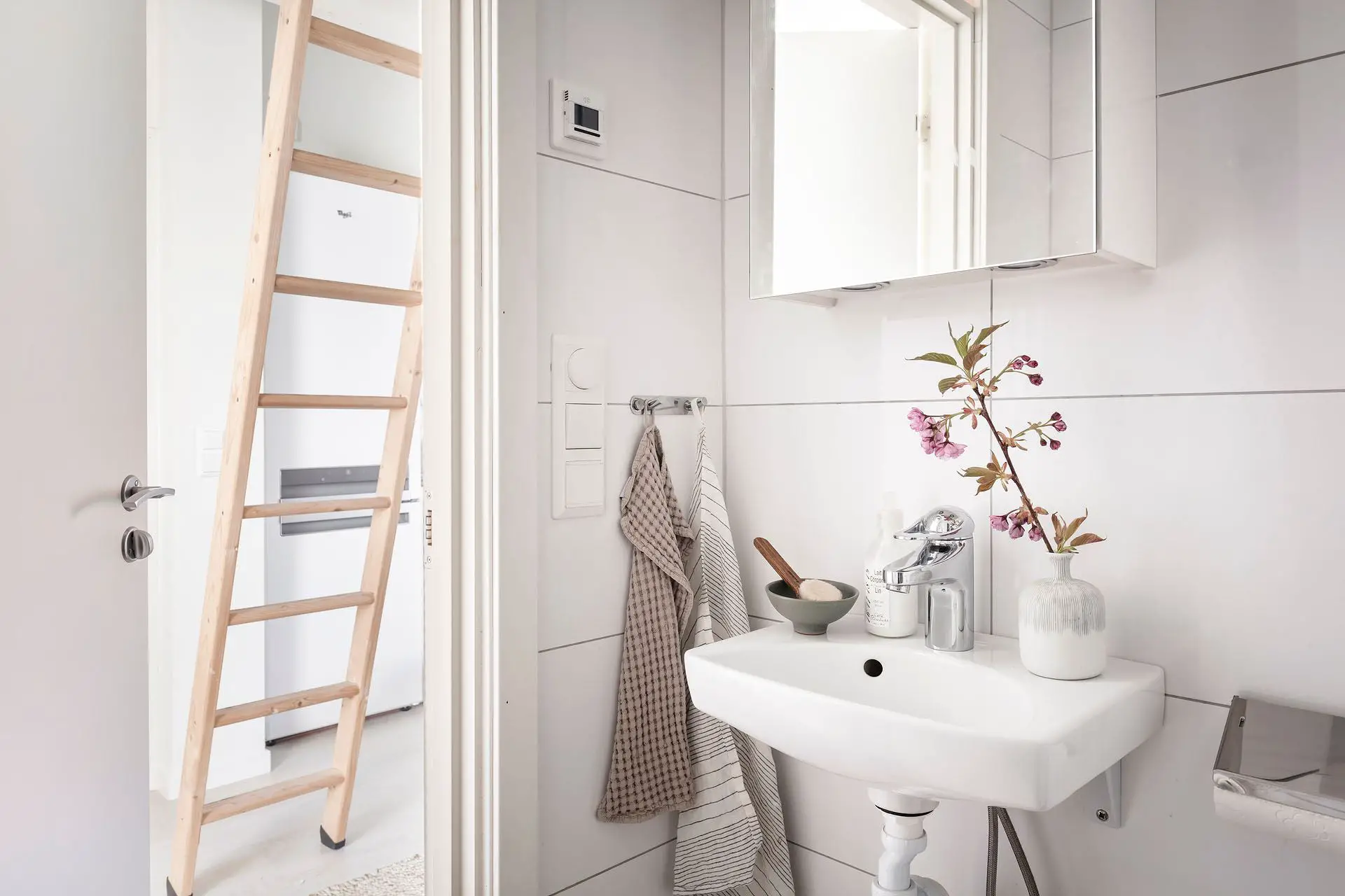 28 平米独特屋顶公寓,融入斯堪的纳维亚设计的现代魅力-15