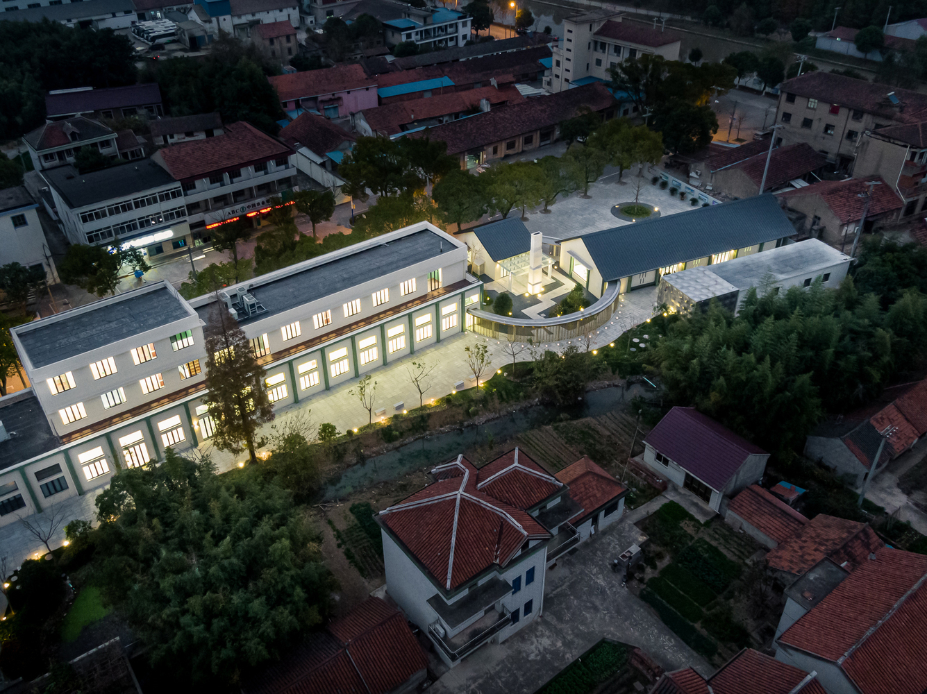 新和社区文化中心 · 绿意环绕的公共空间-9