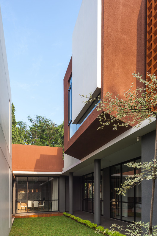 印尼热带现代住宅 | 光之井的绿洲魅力-24