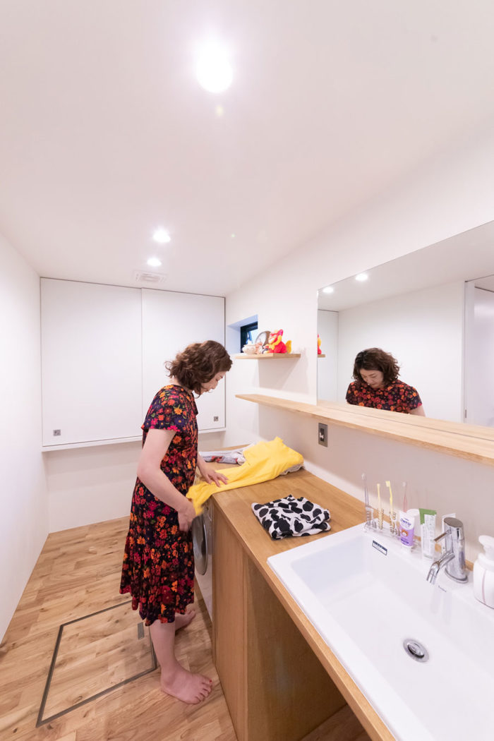 公園の前の狭小住宅内と外を緩やかにつなぐインナーバルコニーのある家 | Architecture | 100%LiFE-8