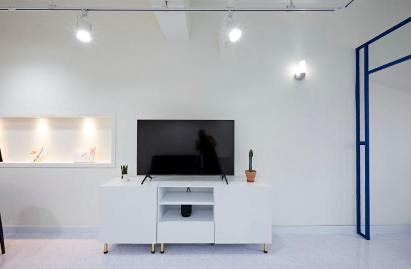 10 坪现代简约商铺设计，展现白色与蓝色调的清新魅力-9