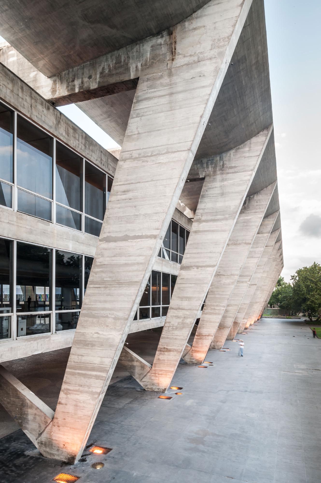 巴西里約熱內盧現代藝術博物館：建築大師 Affonso Eduardo Reidy 採V形柱列、懸吊樓板，打造現代主義建築經典 | FAM-7