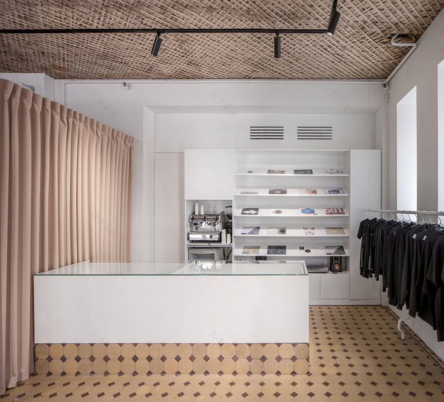 乌克兰基辅“辛迪加”裁缝店,旧建筑中的现代空间魔法-7