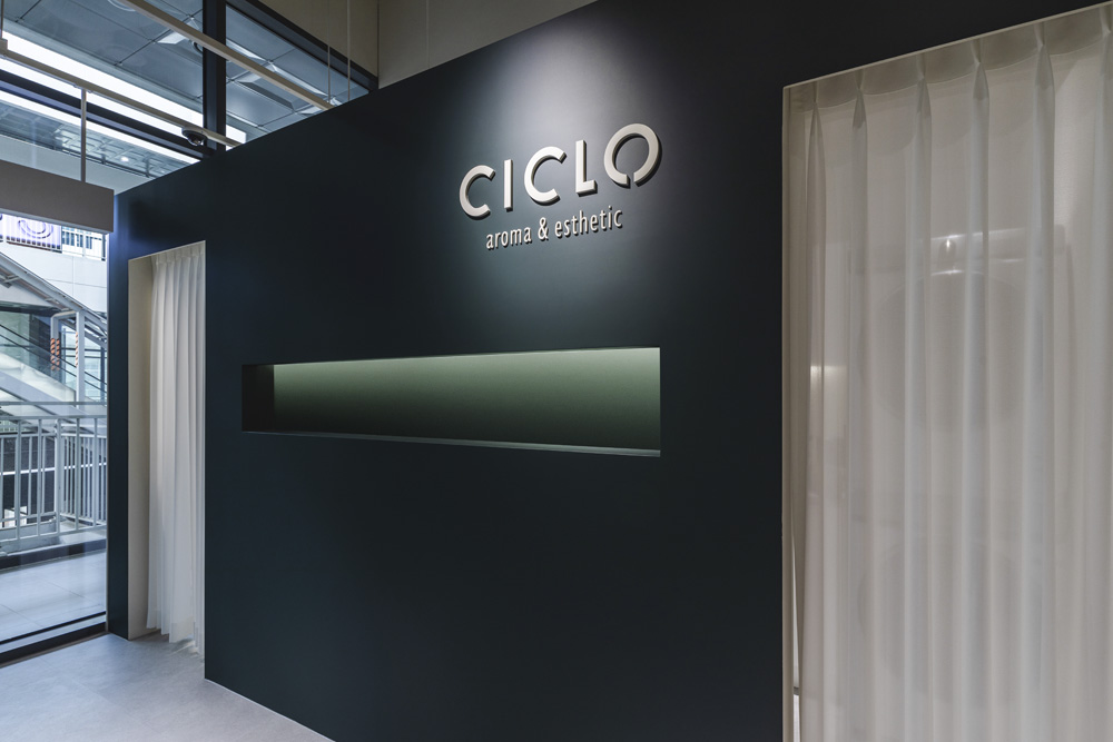 时尚高级的 10 坪美妆店设计-15