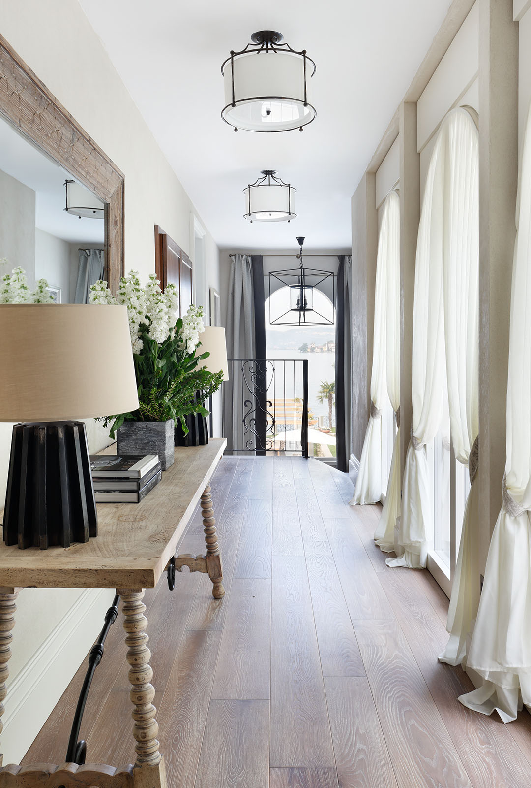 湖景别墅；湖畔小屋（在无更多上下文时，结合常见表达这么确定，湖景别墅相对更常用湖景住宅的概念，湖畔小屋更偏向位于湖边的小房子意思，下面统一按湖景别墅输出译文  ）
湖景别墅丨意大利丨Oliver Burns Studio-8