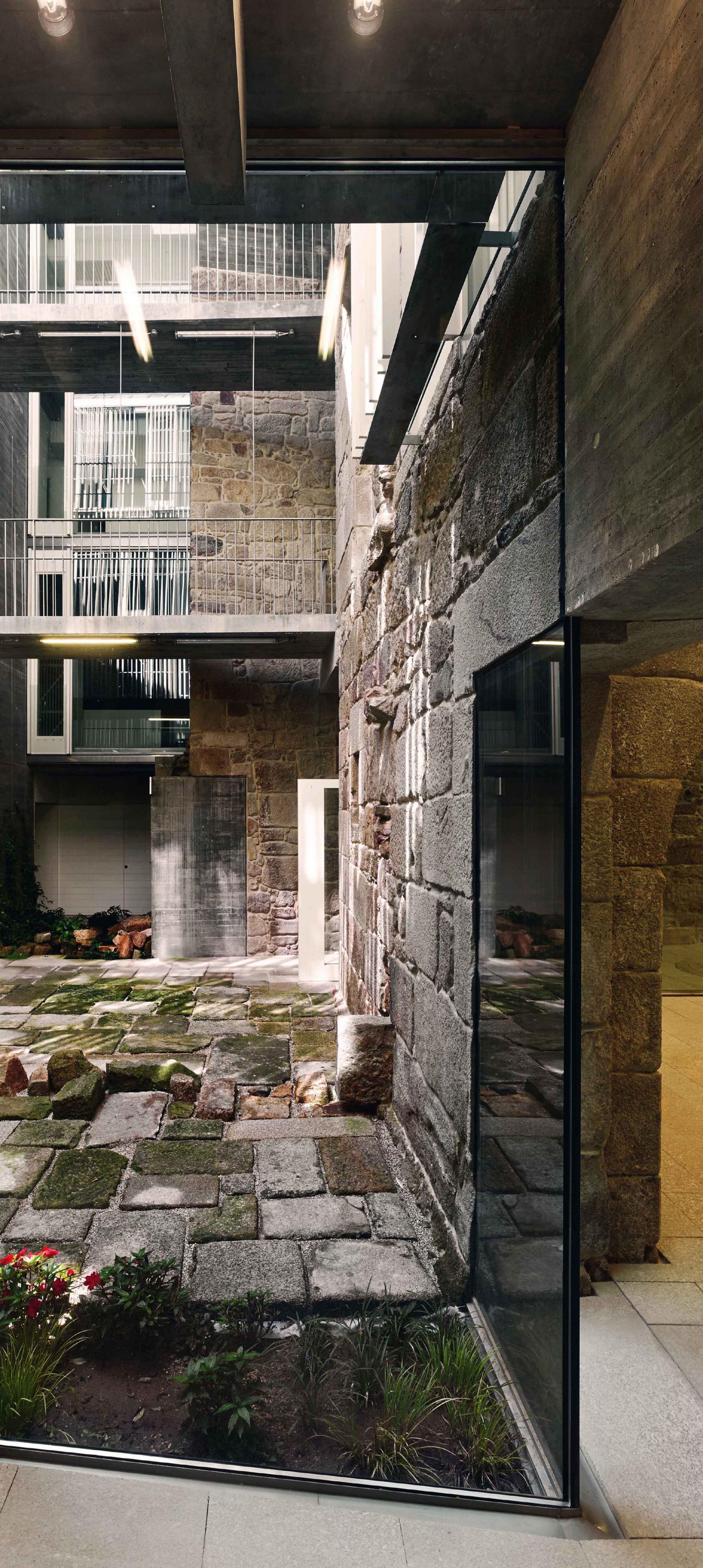 历史遗迹中的现代公共空间——西班牙比戈房产登记处新址-12