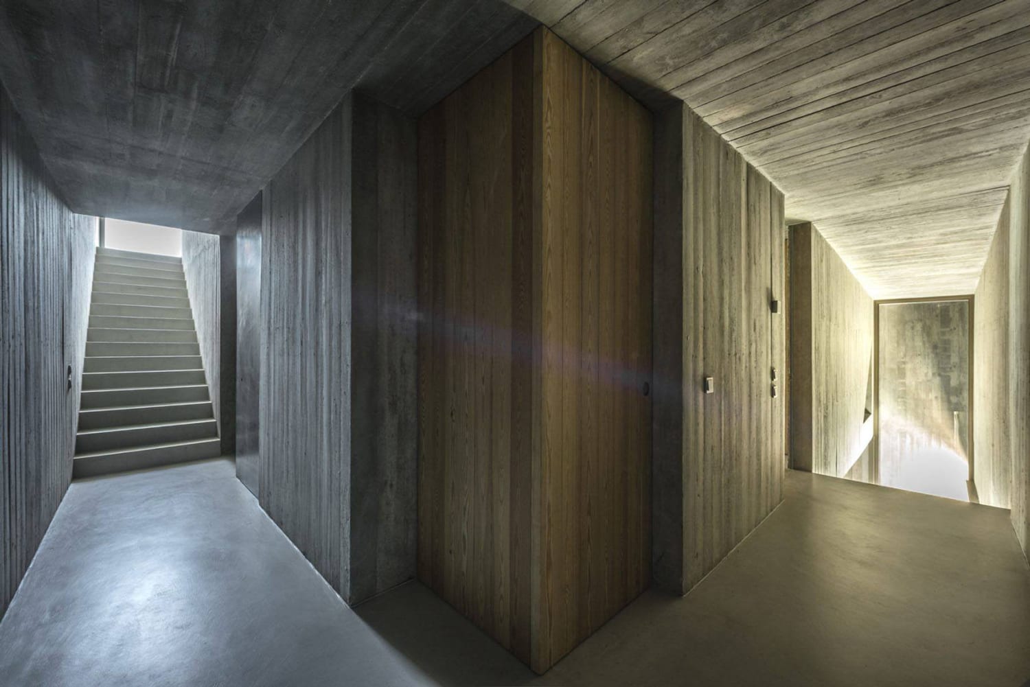 极简主义葡萄牙之家,悬浮泳池成焦点-12