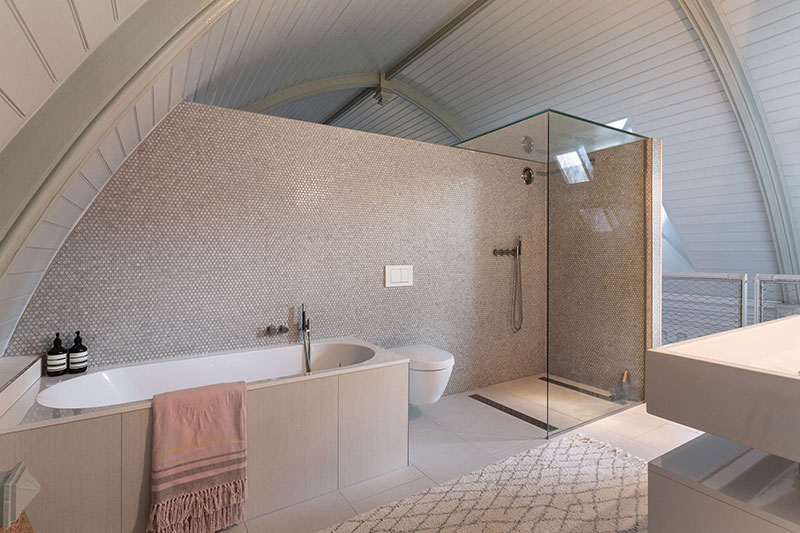 百年教堂变私人住宅，彩色玻璃与圣像的奇幻世界-20