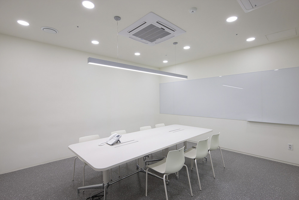 白色调打造 75 平米时尚办公空间-29