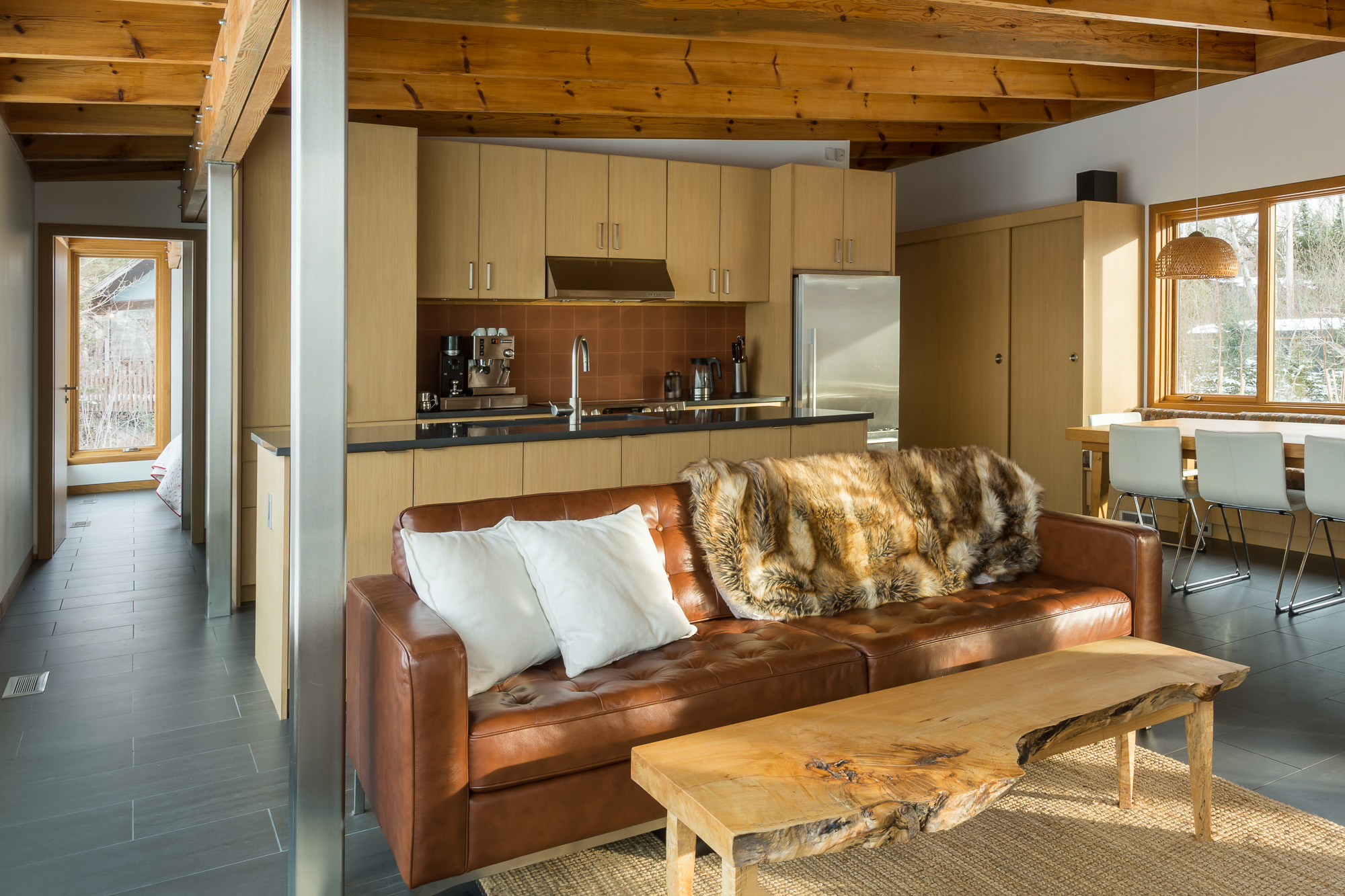 温尼伯湖畔的现代小屋，融入自然的私密空间-14