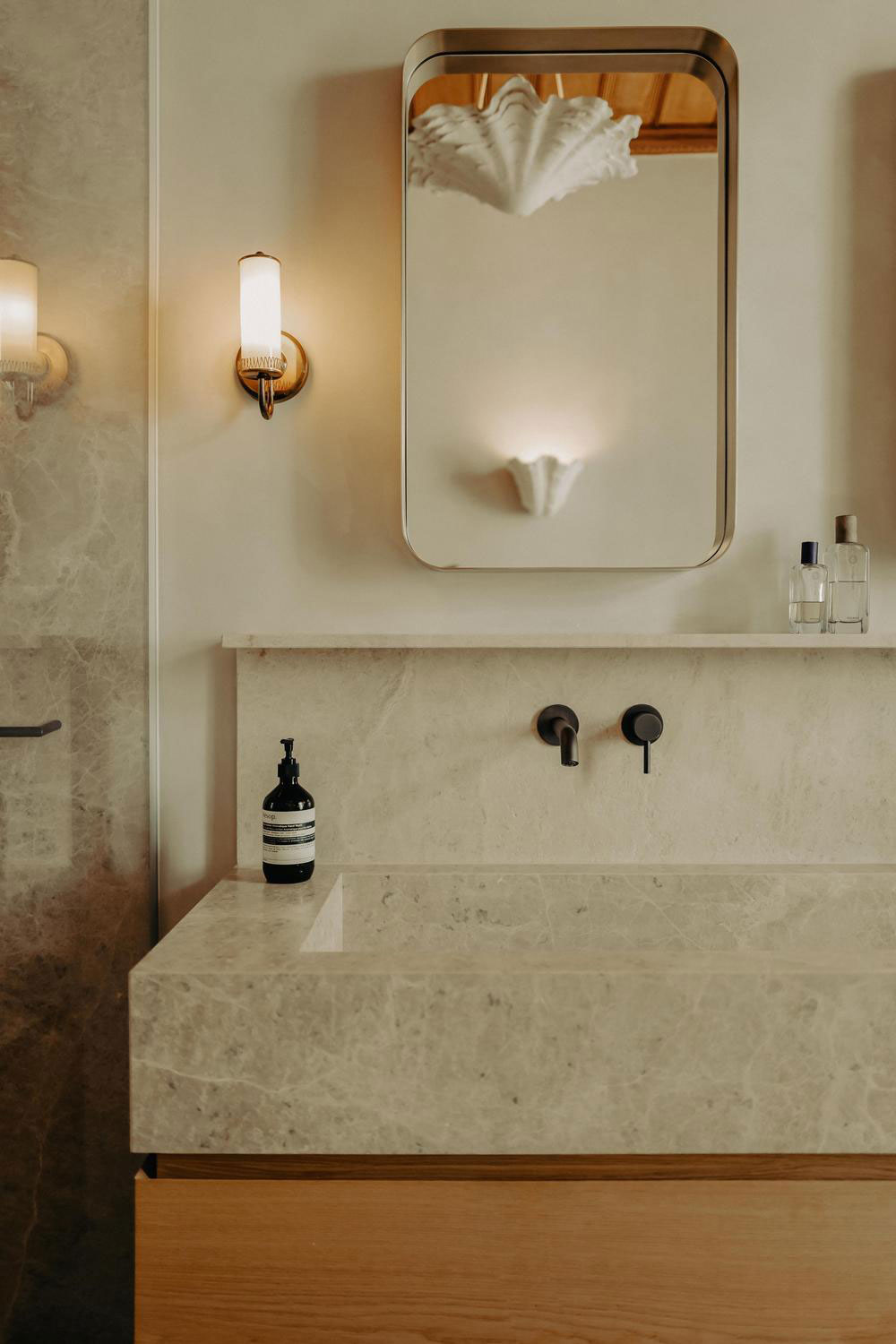 华丽的维也纳公寓,带有红色厨房和复古家具-24