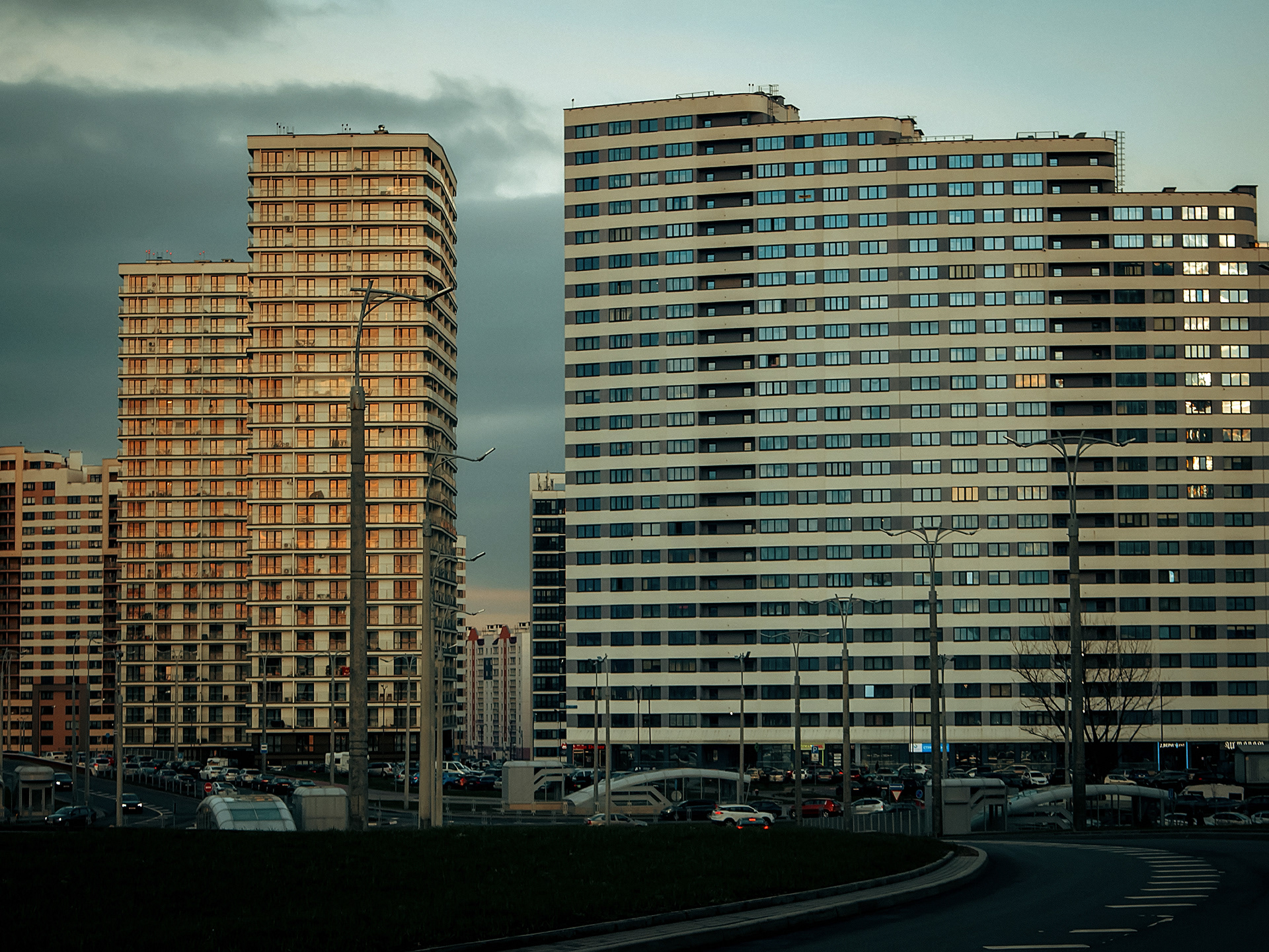 现代街区的日落丨白俄罗斯明斯克丨@tatty___94-3