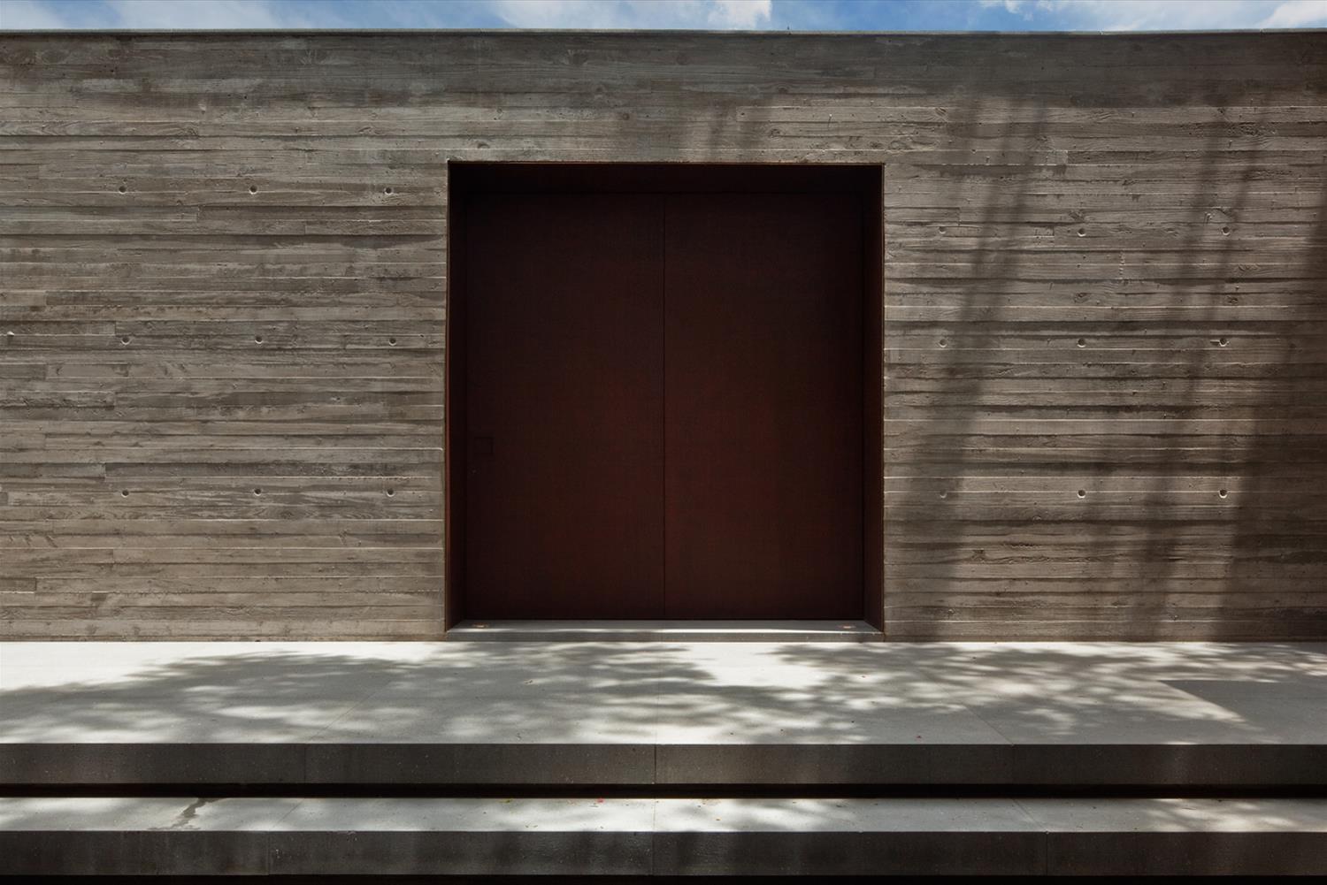 巴西圣保罗 Casa V4 住宅设计 | 绿色庭院与现代建筑的完美融合-1