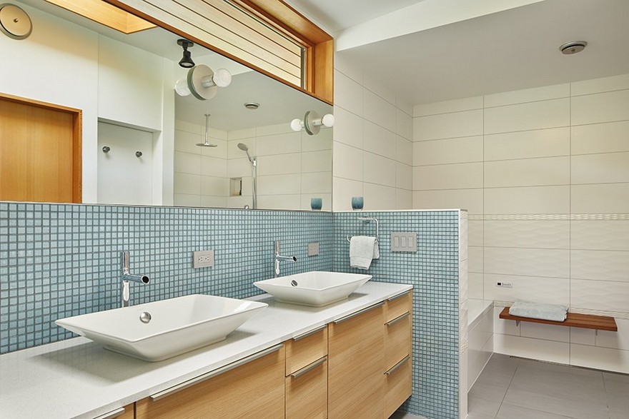 Issaquah Highlands House Offering Panoramic Views of Lake Washington-19