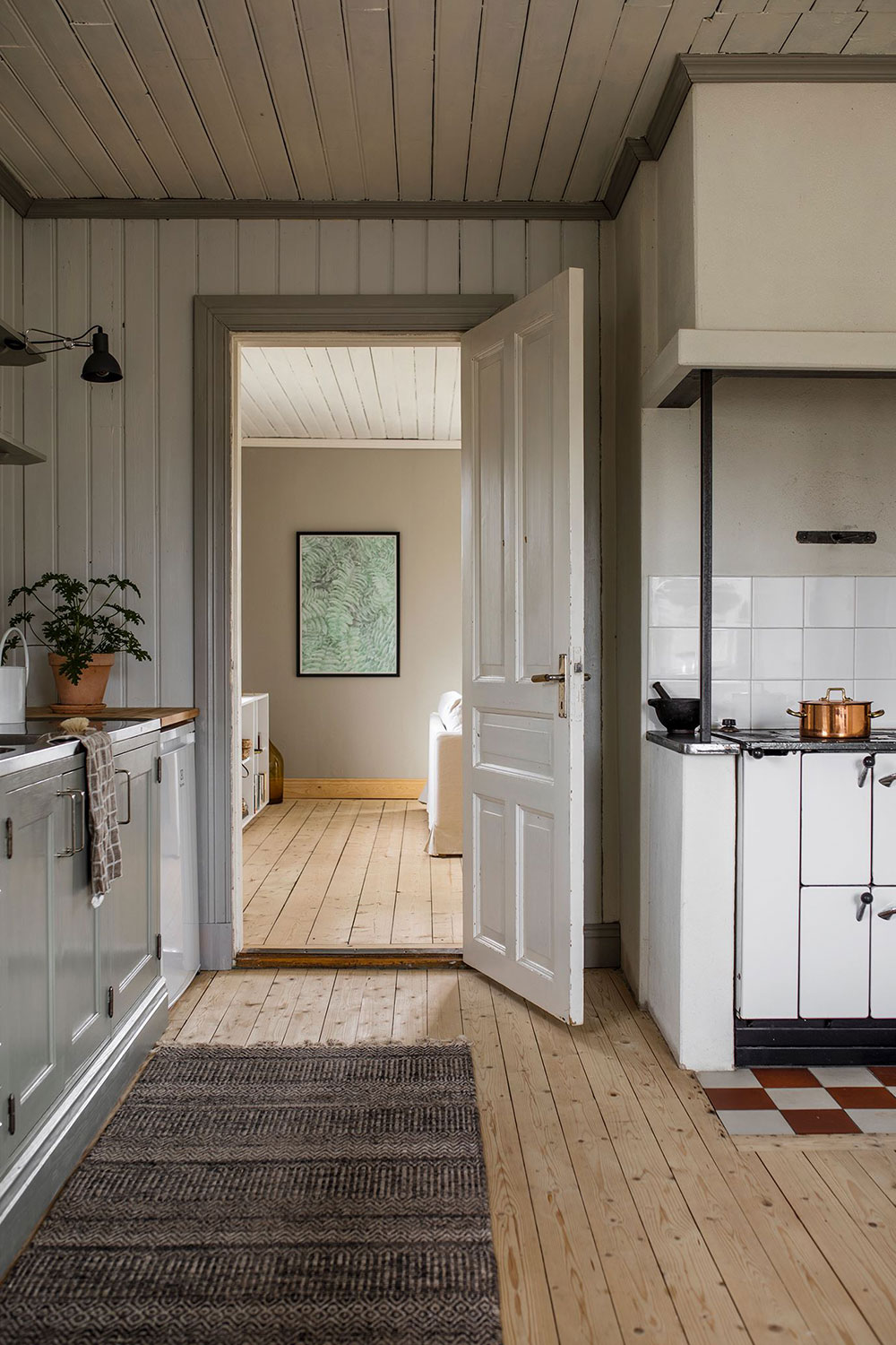 瑞典老夏季度假小屋的现代翻新-11