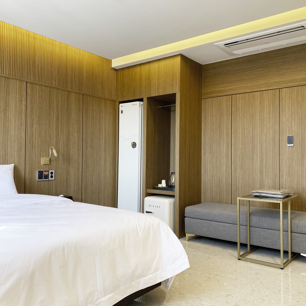 简约酒店设计典范 | 白色木纹诠释温馨空间-4