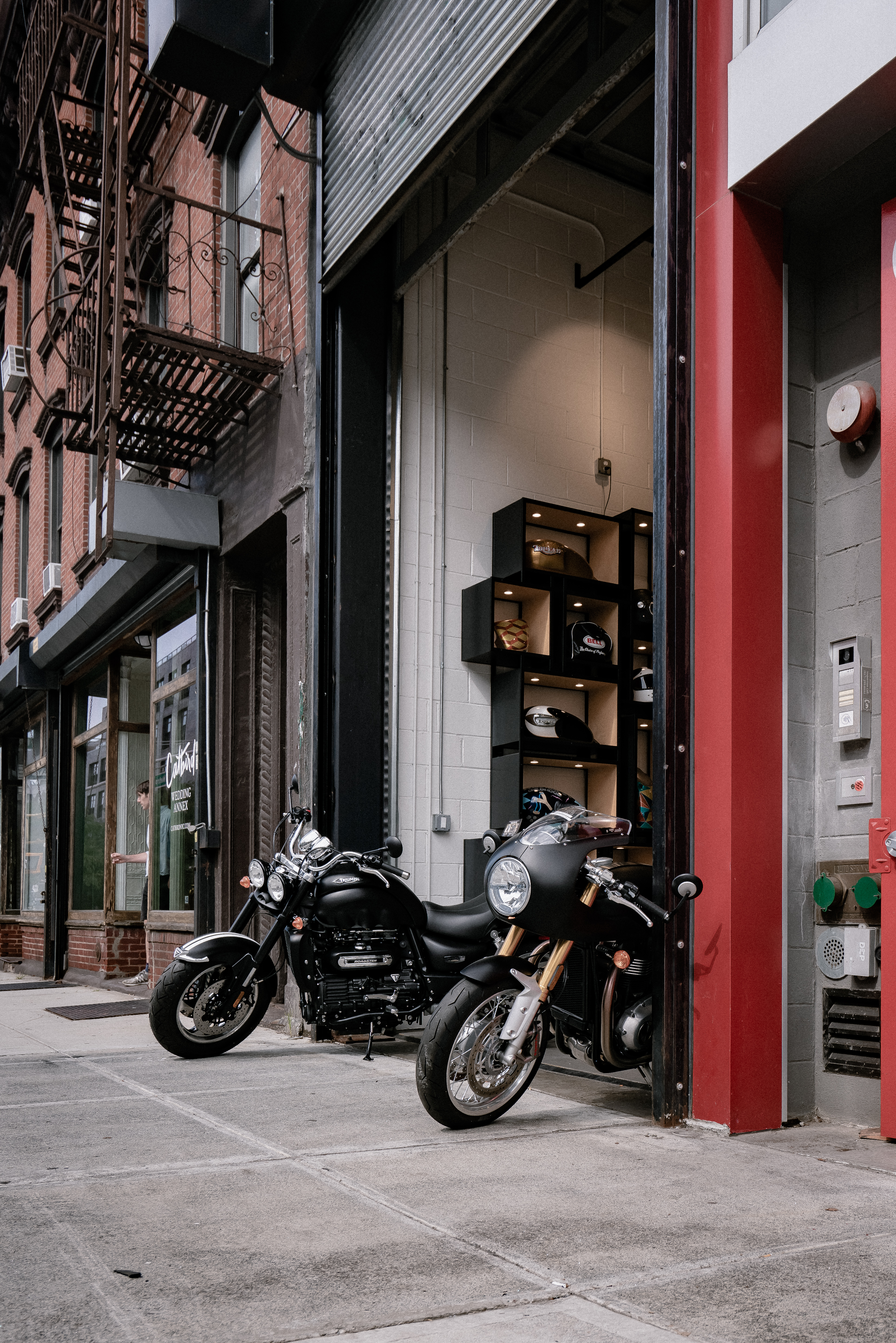 工业风与现代激情交融的 Triumph 威廉斯堡展厅-17