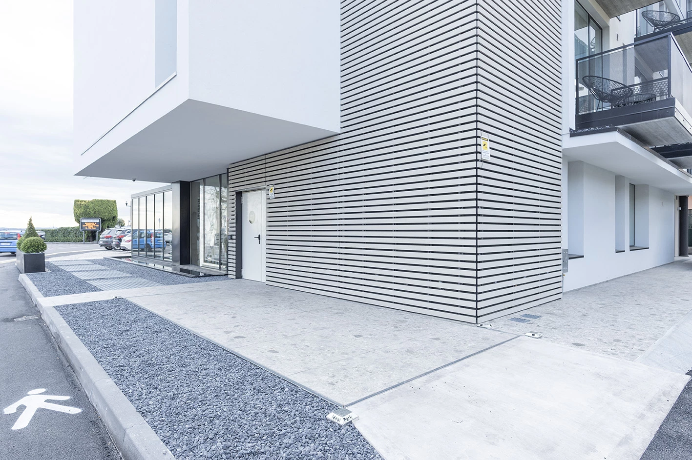 意大利湖畔酒店智能停车设计-23