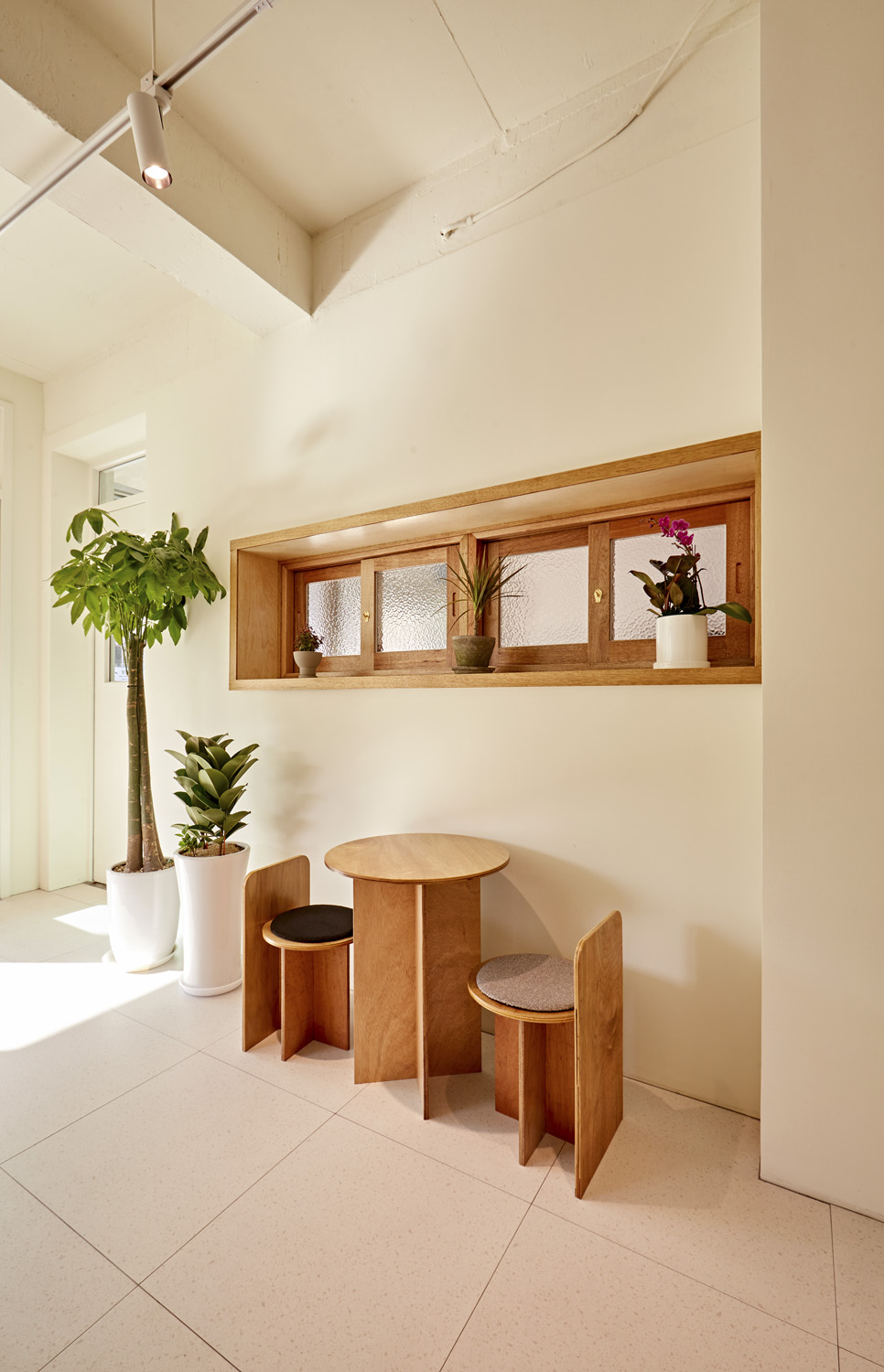 白色与木质，打造 16 平米温馨咖啡馆-15