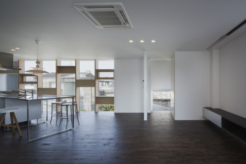 棚屋；棚式房屋（注：shelf house不是常见组合，shelf常见义是架子，但这里结合语境推测可能是类似棚屋这种简易房屋，shelf可能取其有遮蔽功能类似架子结构之意 ，不过这只是较合理的推测翻译） 丨開建築設計事務所-7