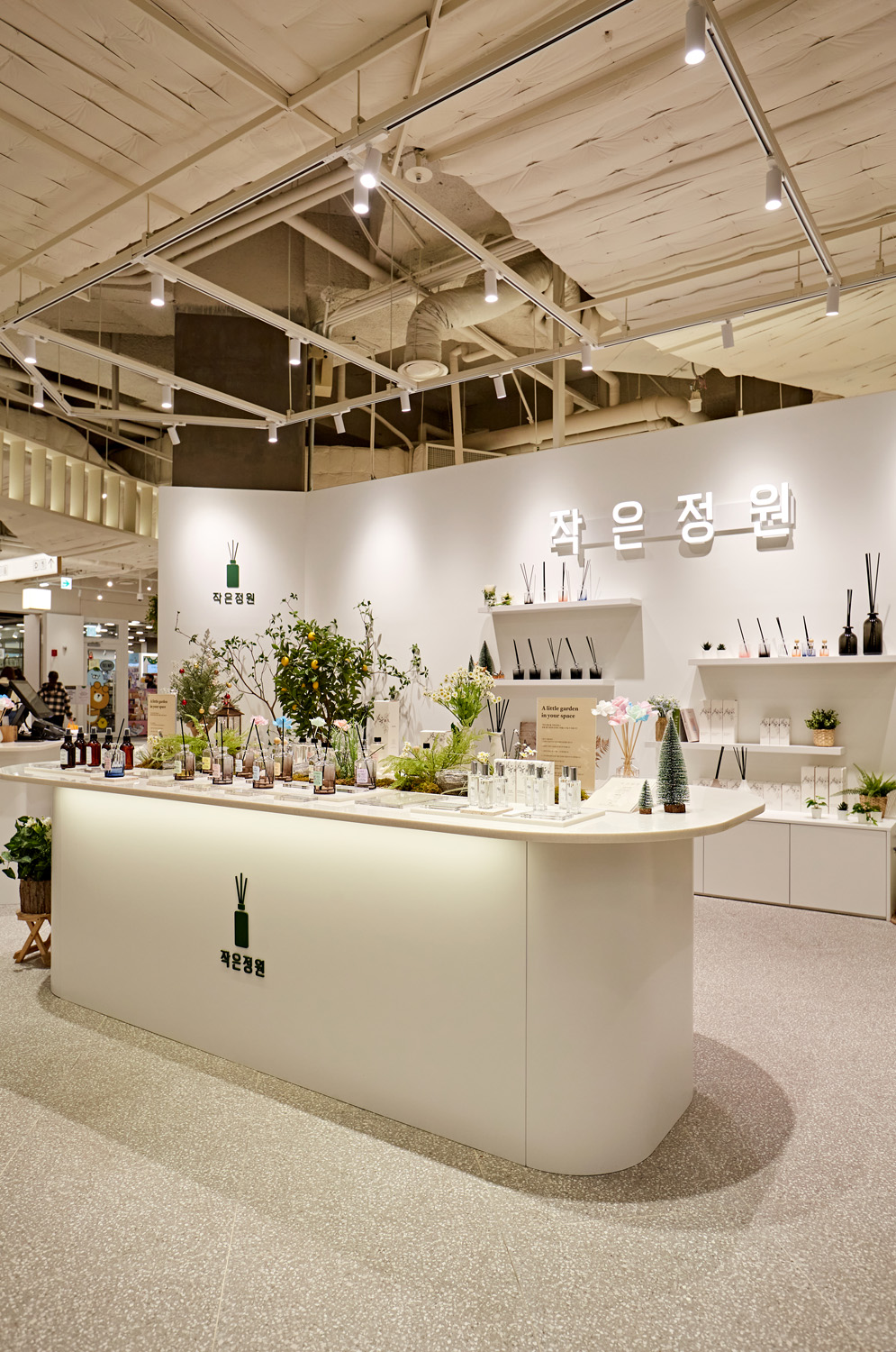 白色花园 | 10 平米小阳台的极简设计魅力-12