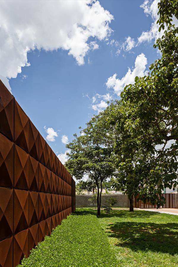 巴西 DF Casa BLM · 图书馆核心的节能可持续住宅设计-10