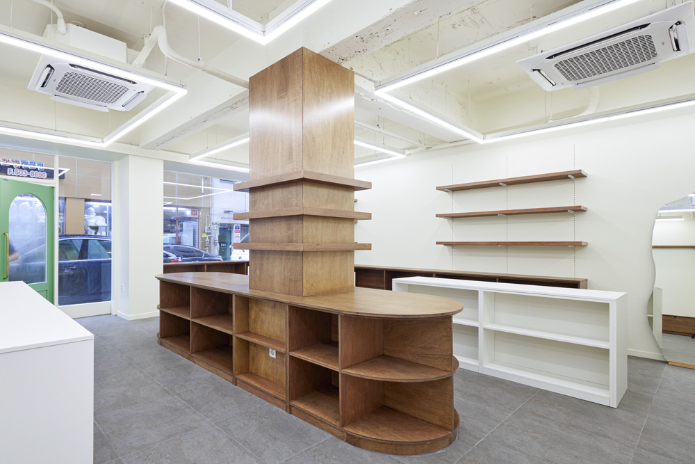 白色与木质 | 极简主义家具店的设计亮点-6