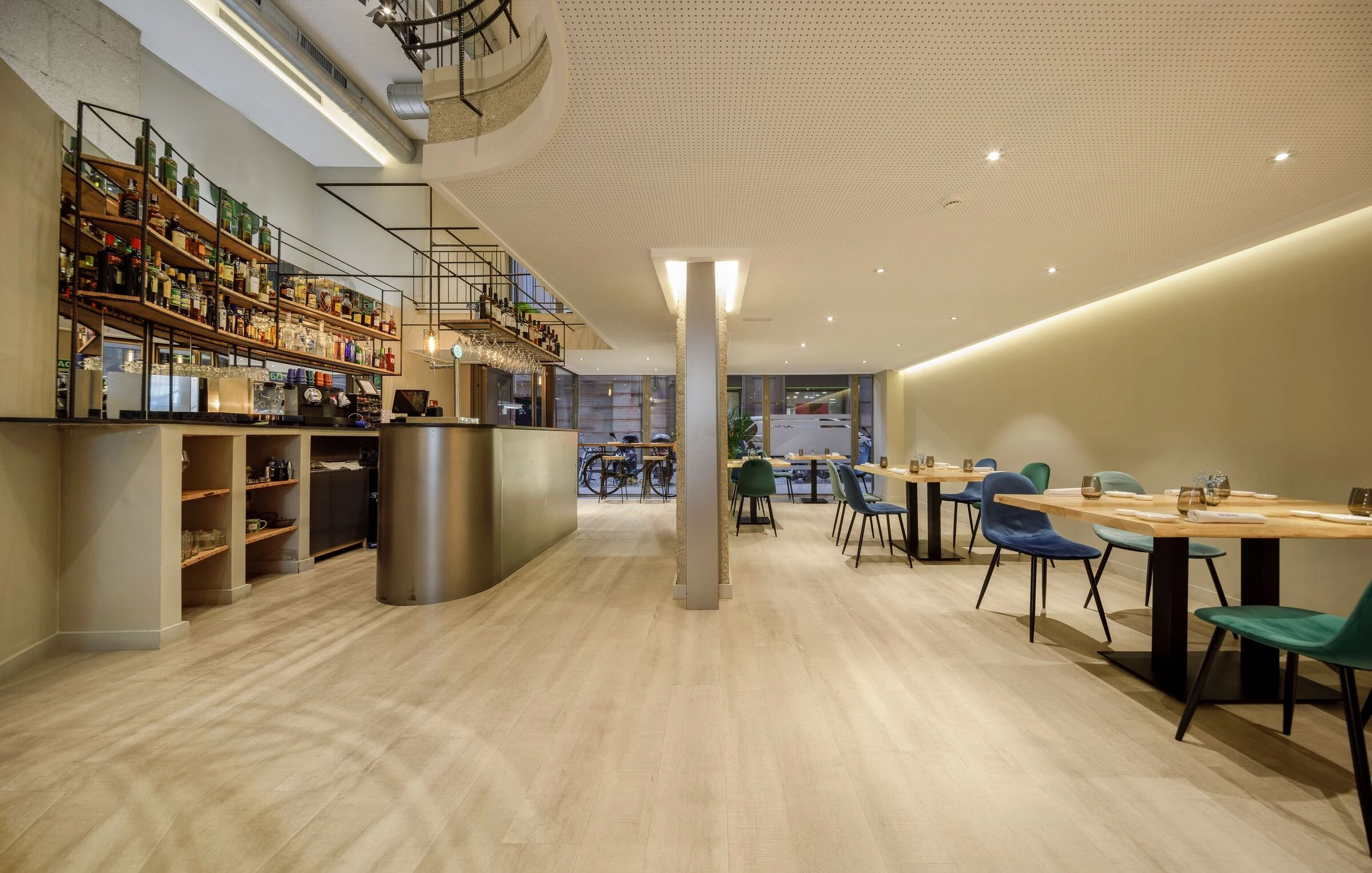 预算问题变成设计优势，打造原生态工业风格餐厅-15