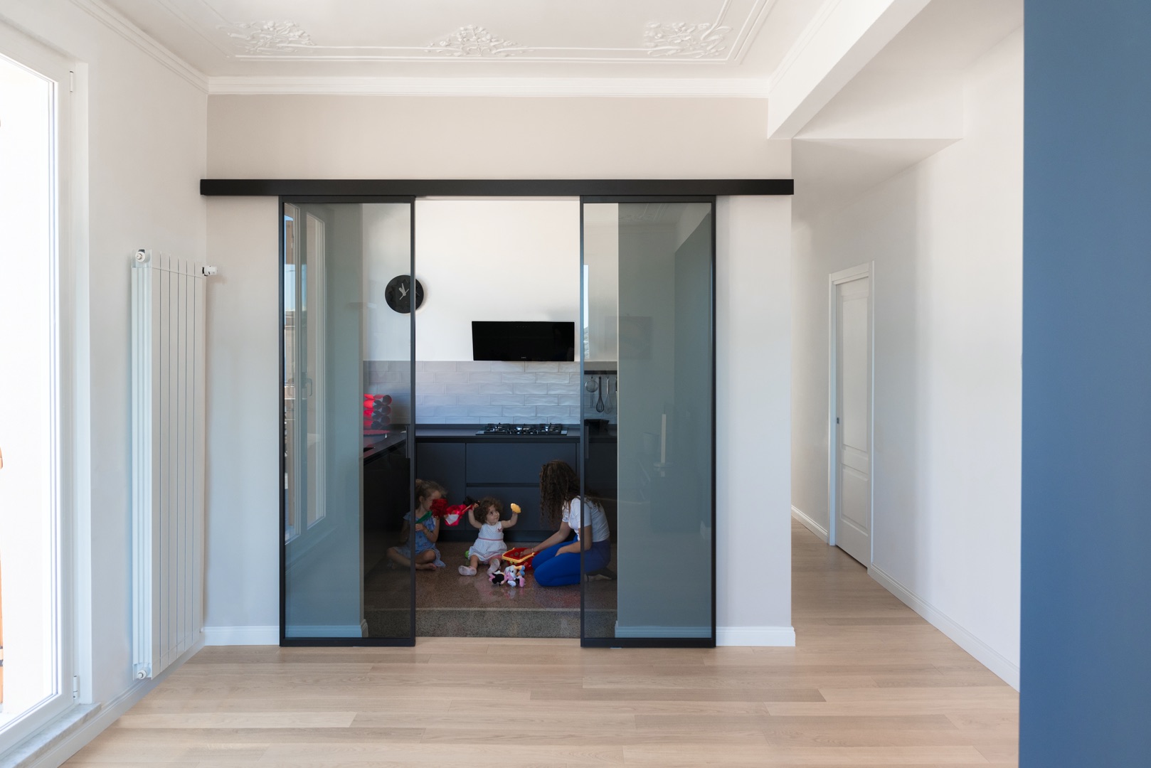 简约经典,连接内外的 900 平米公寓设计-10