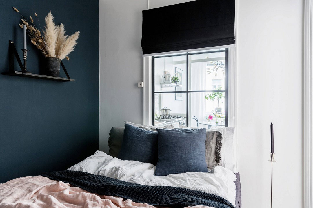 瑞典公寓的暗色调与亮丽装饰-7