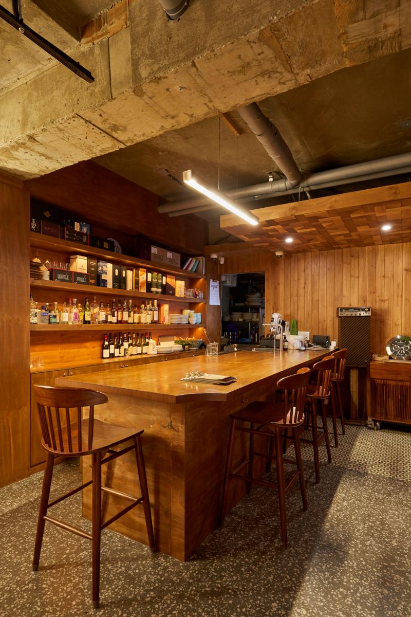 30 平米美食小店，木质元素营造温馨复古风-14