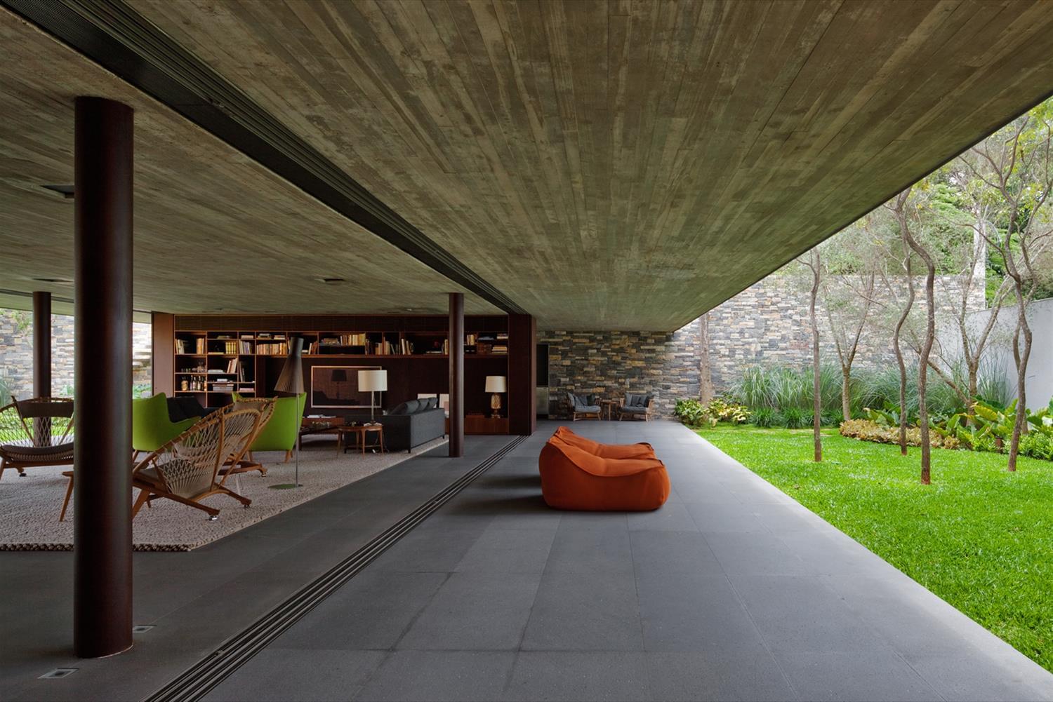 巴西圣保罗 Casa V4 住宅设计 | 绿色庭院与现代建筑的完美融合-15