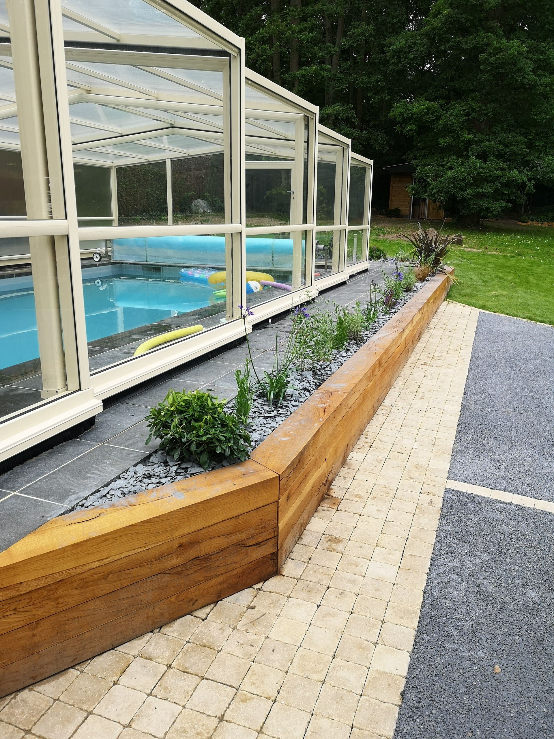 欧日河畔梅里花园设计及泳池边美观车道打造-7