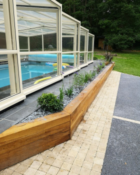 欧日河畔梅里花园设计及泳池边美观车道打造