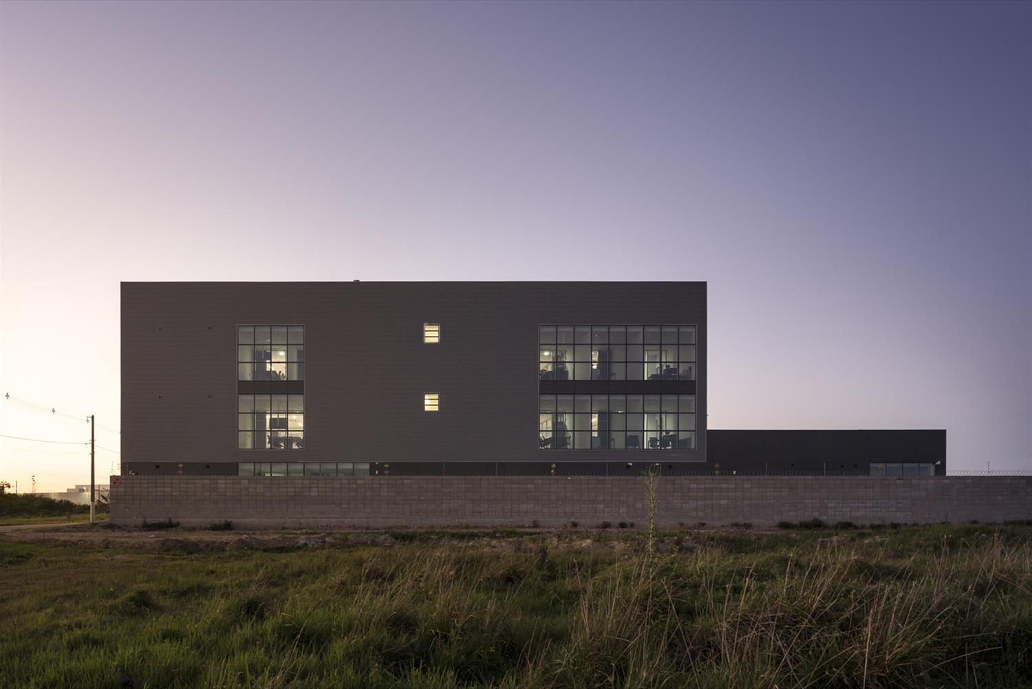 Safras & Cifras · 现代化农业咨询公司的环保建筑设计-4