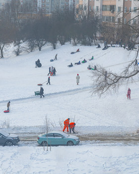 Зимой на горке. In winter on the hill.