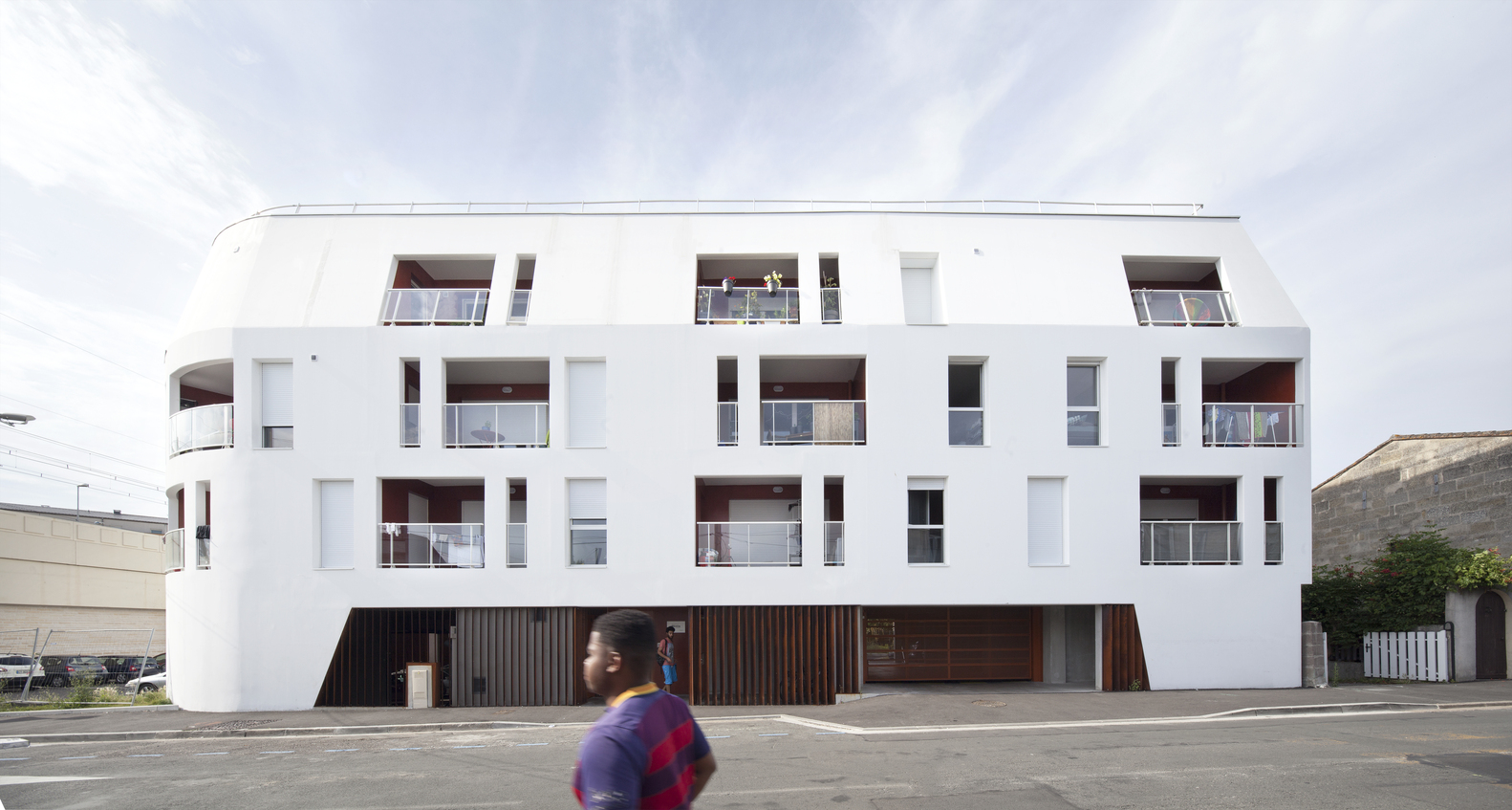 波尔多 Sierra 住宅——现代曲线建筑的私密花园-8