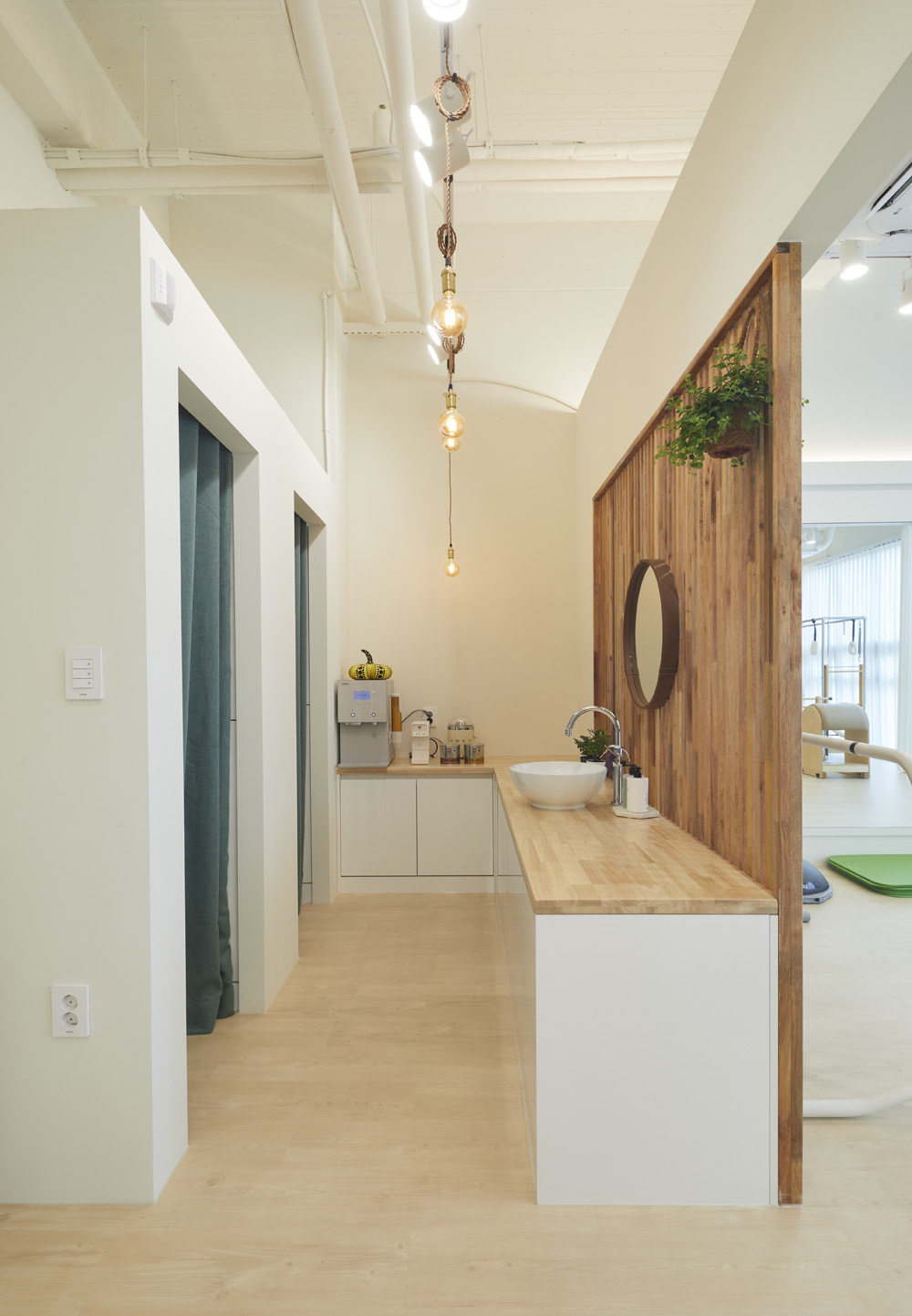 20 平米现代白色木纹健身房室内设计案例-12