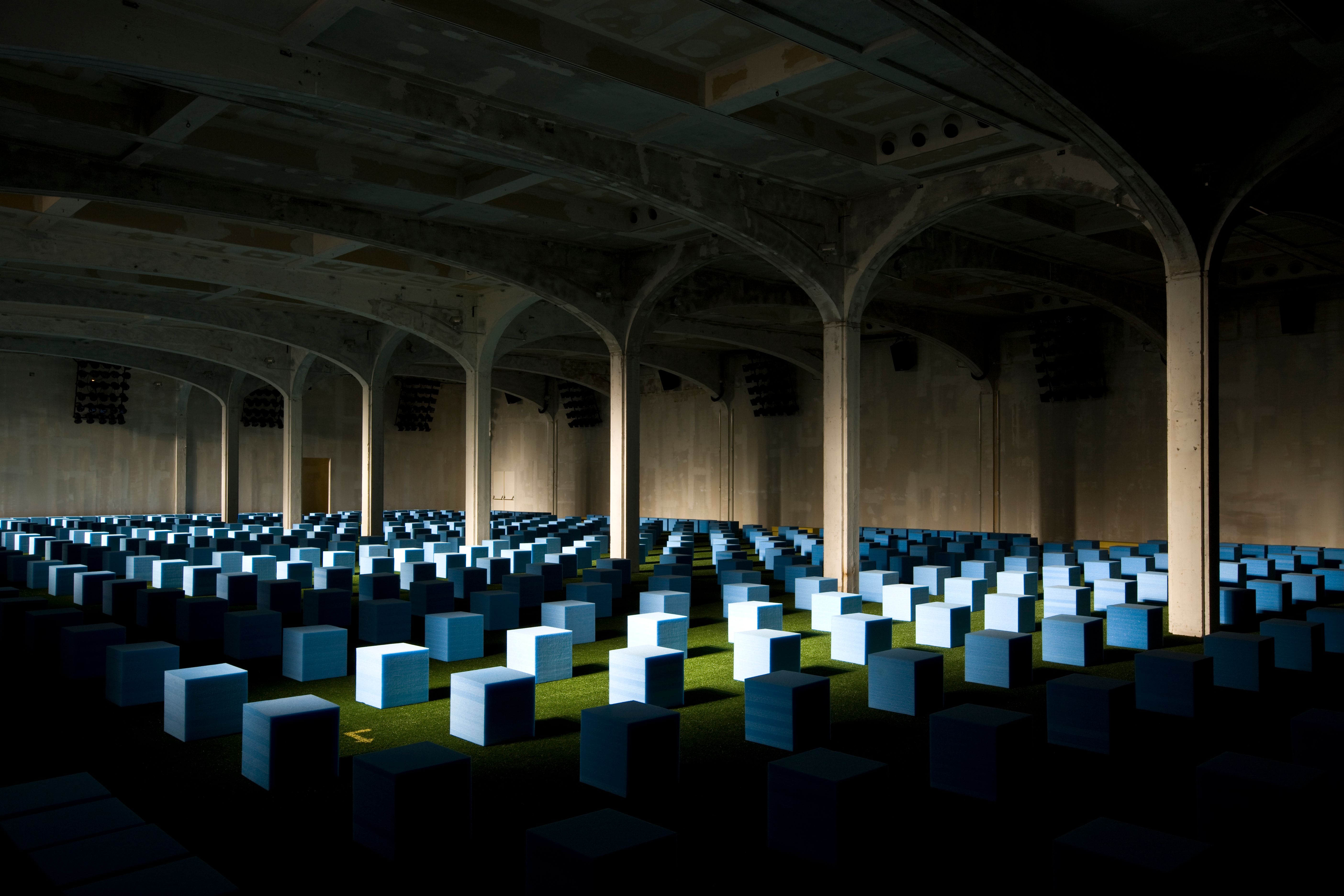 2012 春夏米兰 PRADA 秀场 | 网格布局与动态展示的完美结合-9