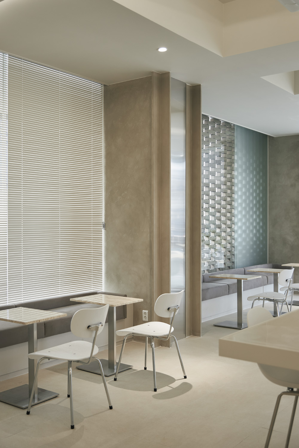 高级白色调的 30 平米现代咖啡厅设计-15