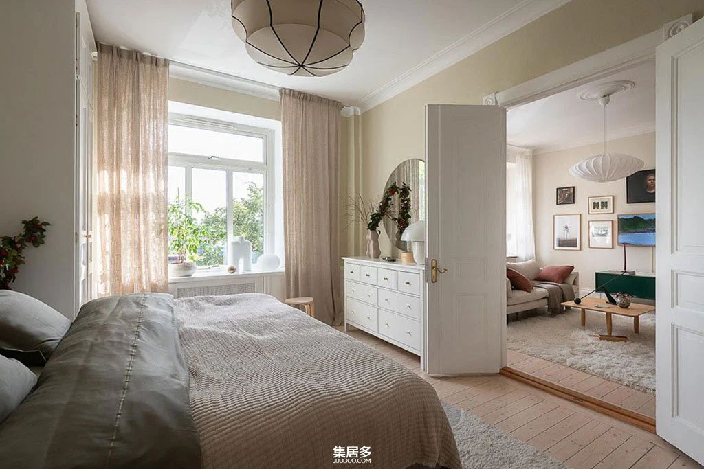 哥德堡明亮斯堪的纳维亚公寓的彩色画廊墙设计-10