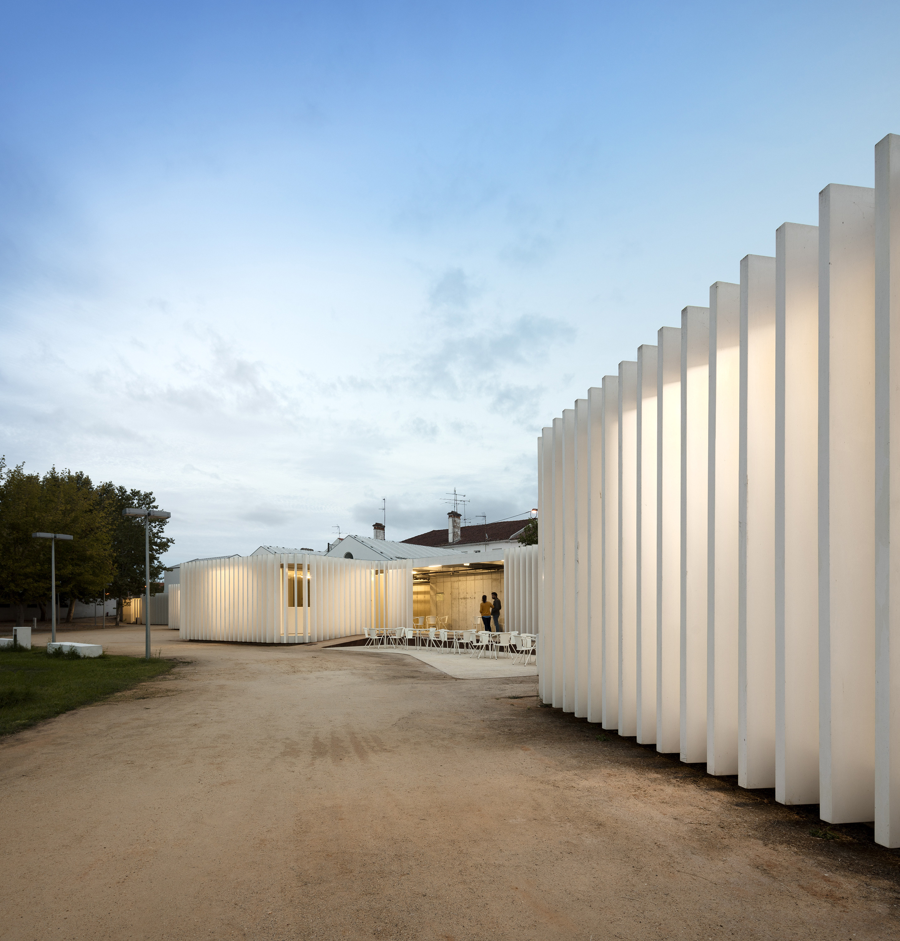 河岸边的有机连通结构-18