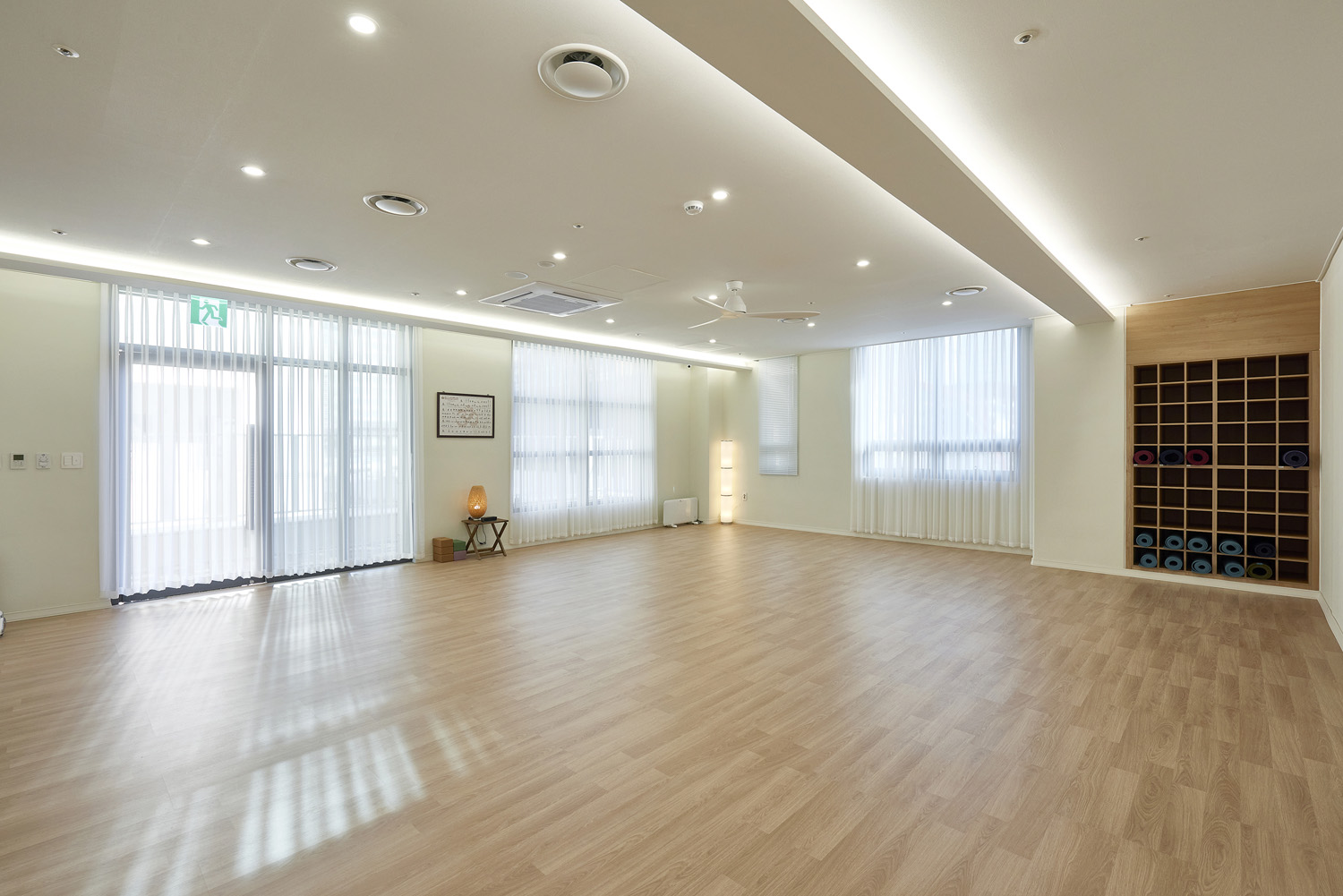 白色与木质，打造宁静的 34 平米瑜伽空间-12