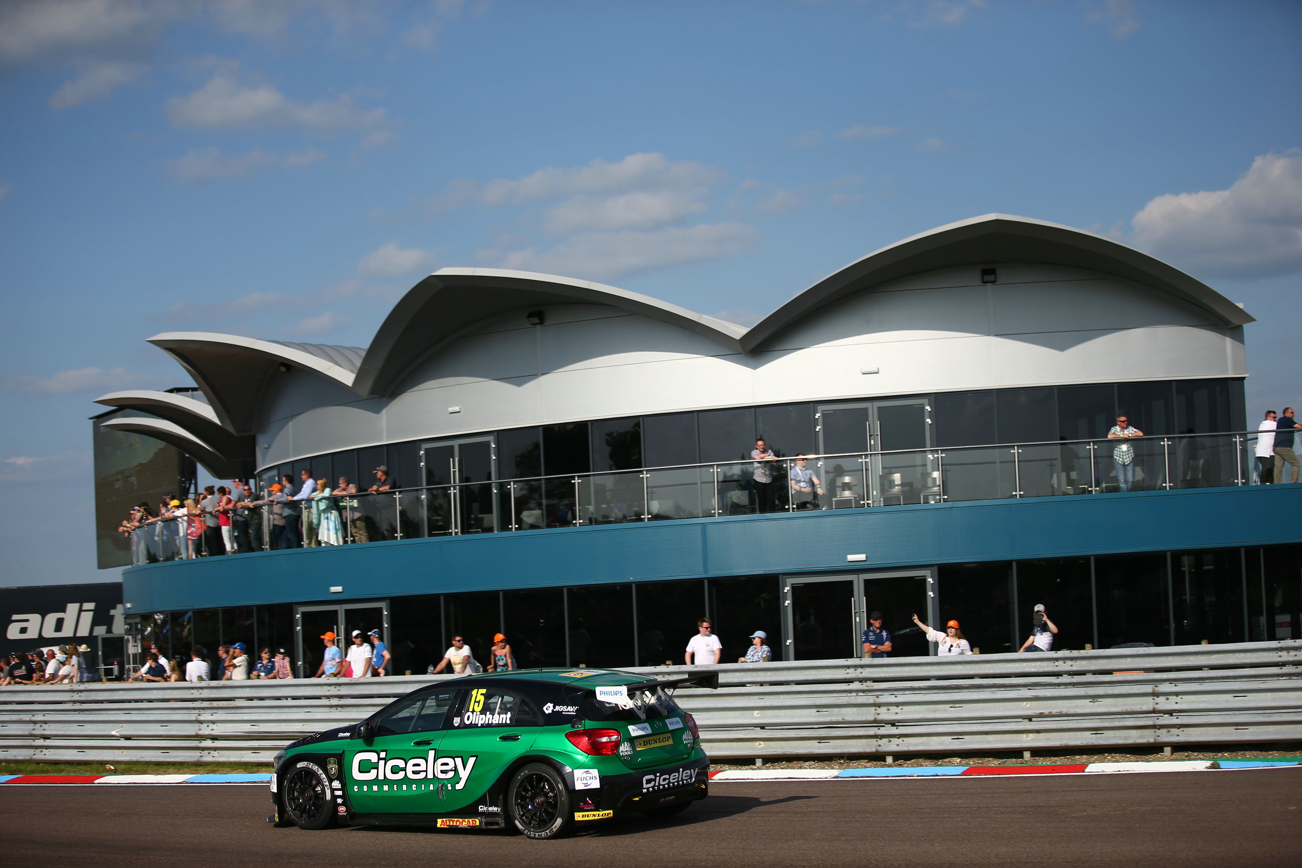 赛道之畔的炫酷“汽车秀”丨Chapman Partnership Architects-26