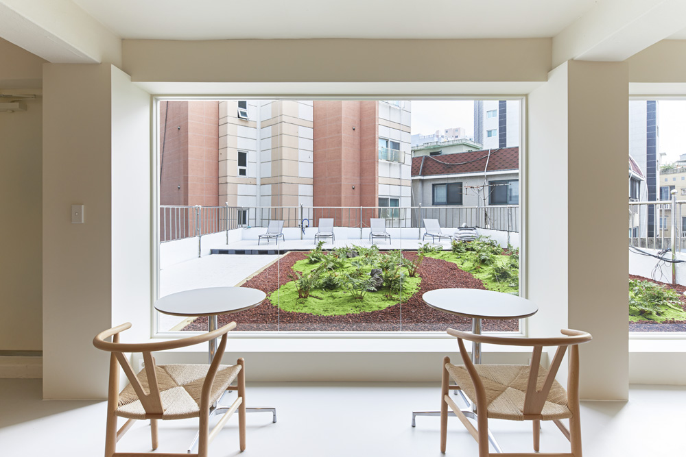 白色与木色，打造 24 平米共享办公室的极简魅力-7