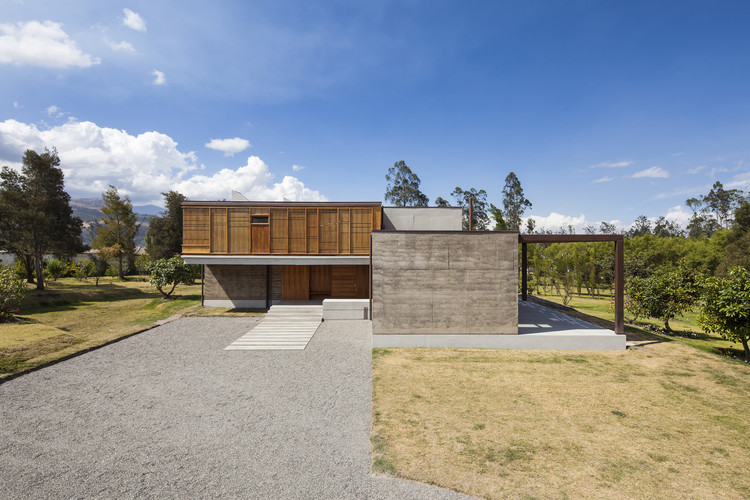 Cotacachi House  Arquitectura X-3